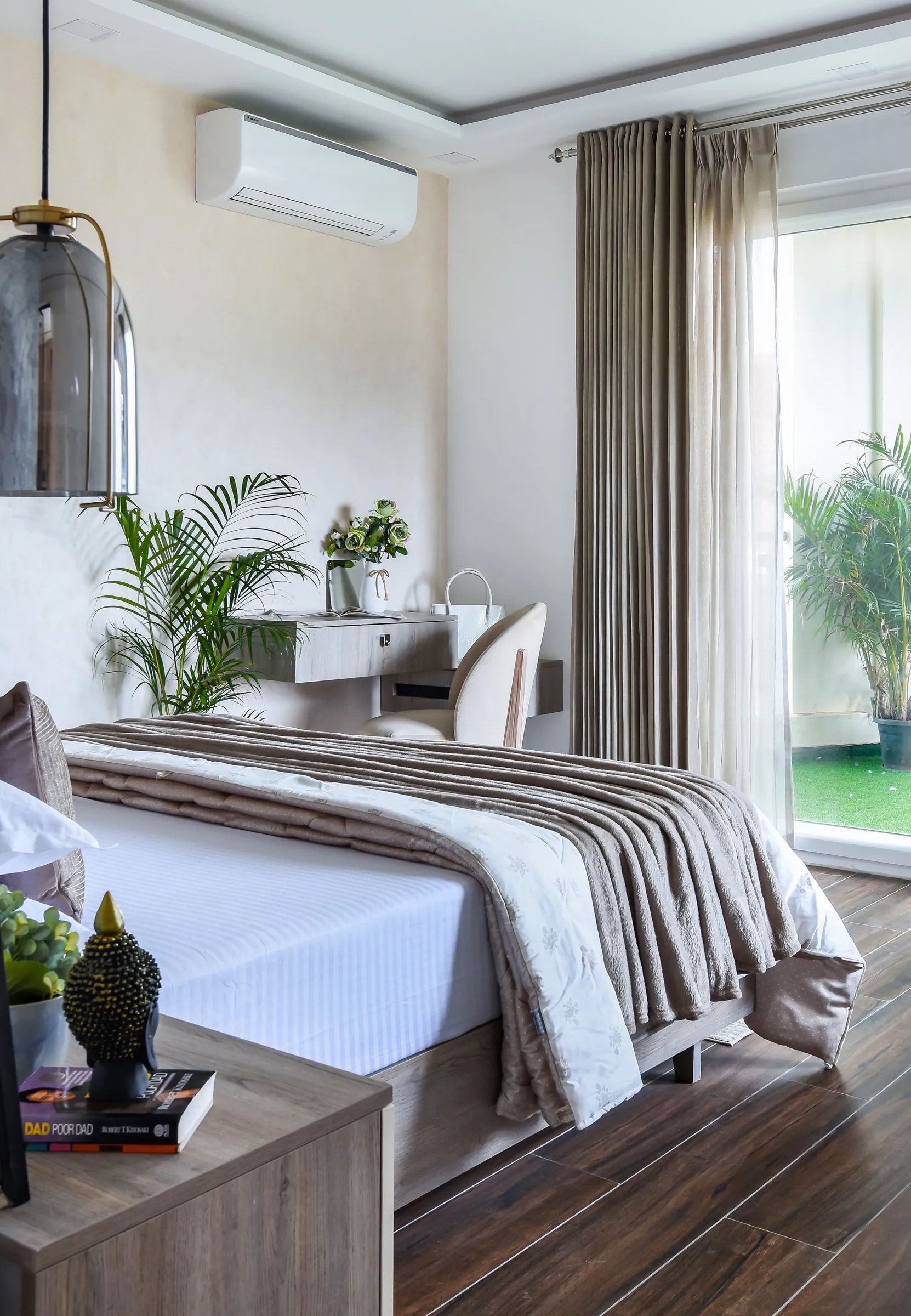 Bedroom opening onto a green terrace