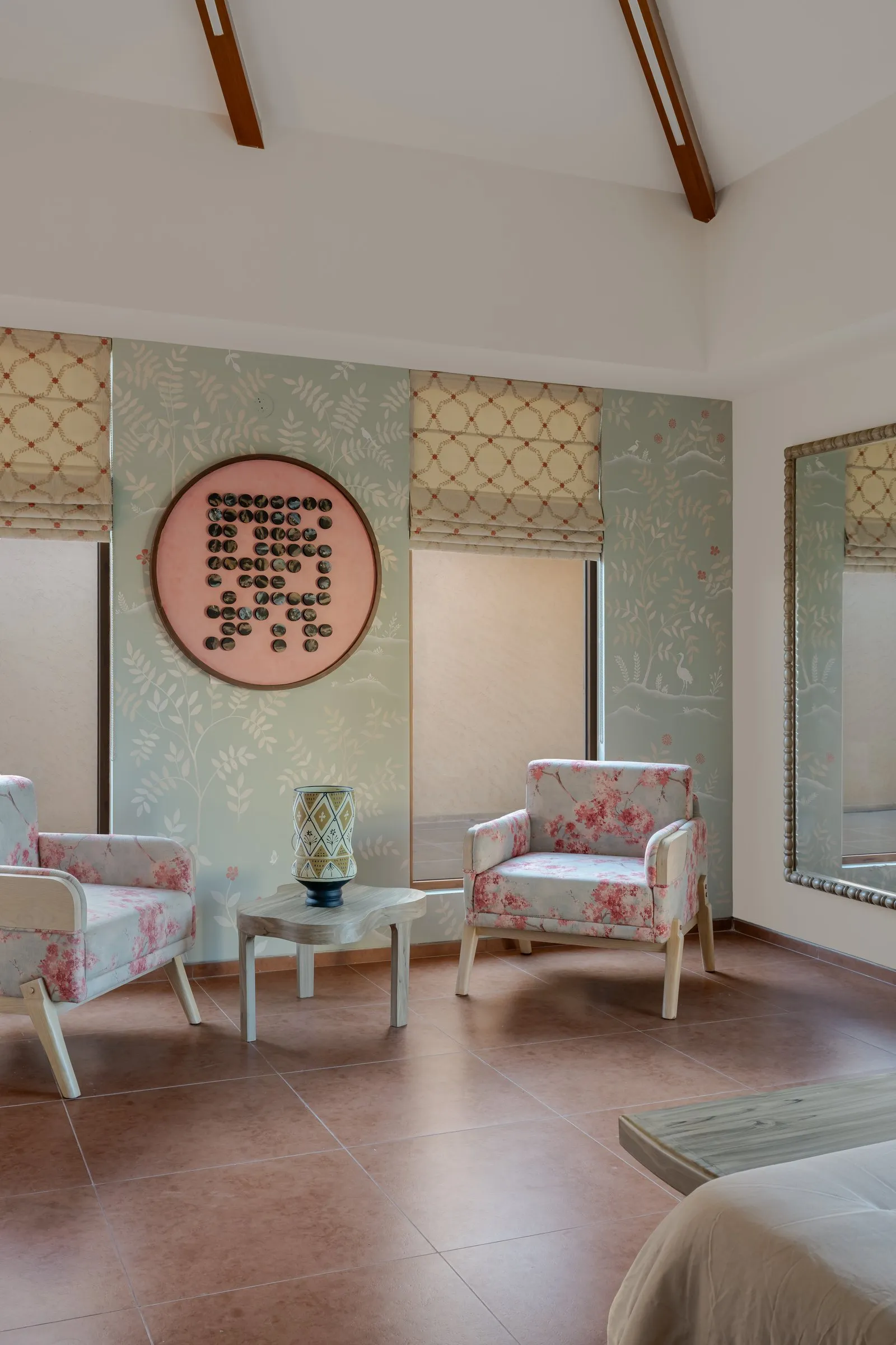Sitting corner with floral armchairs and a round wall piece