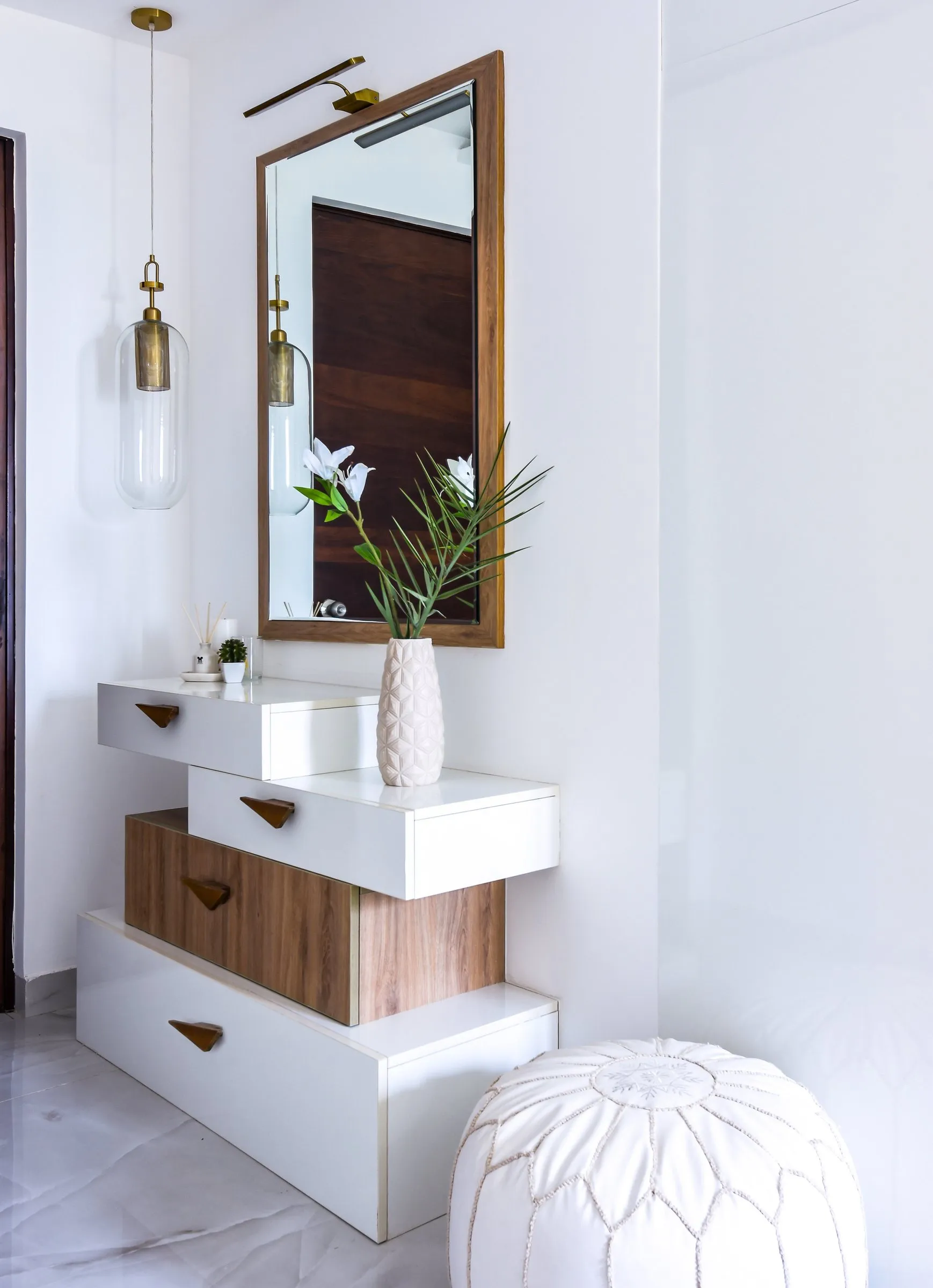 White and wood dressing unit with a tall mirror