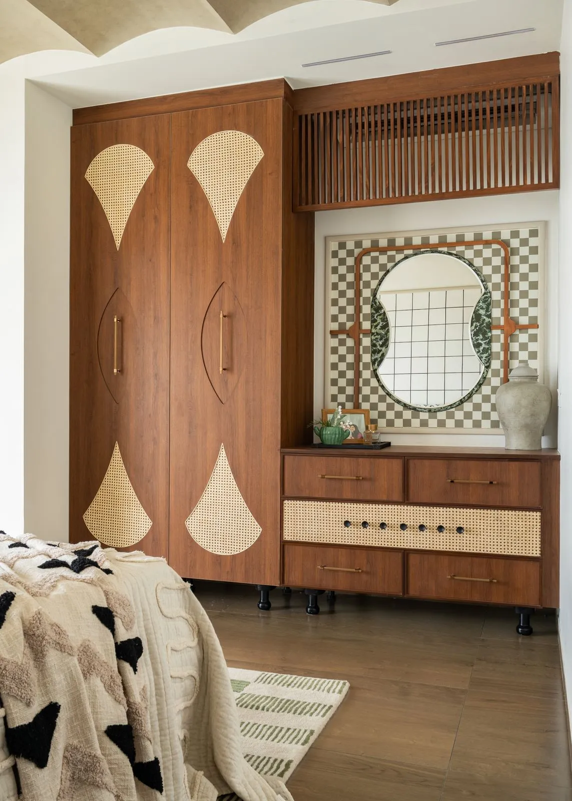 Hyrat wardrobe with fluted doors and brass handles