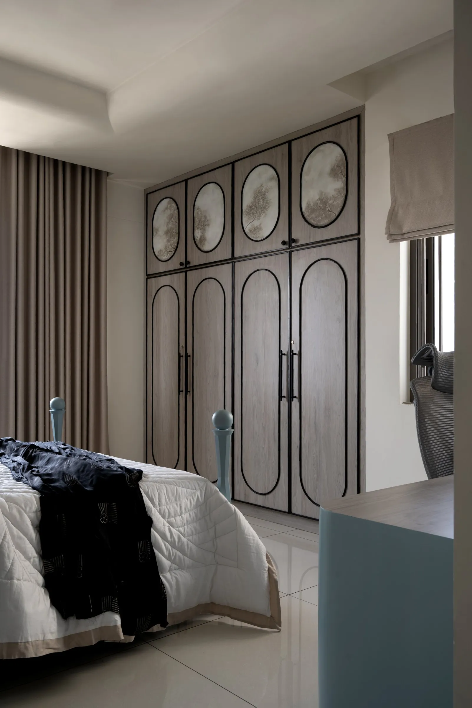 Wardrobe with round mirror panels in the kids' bedroom