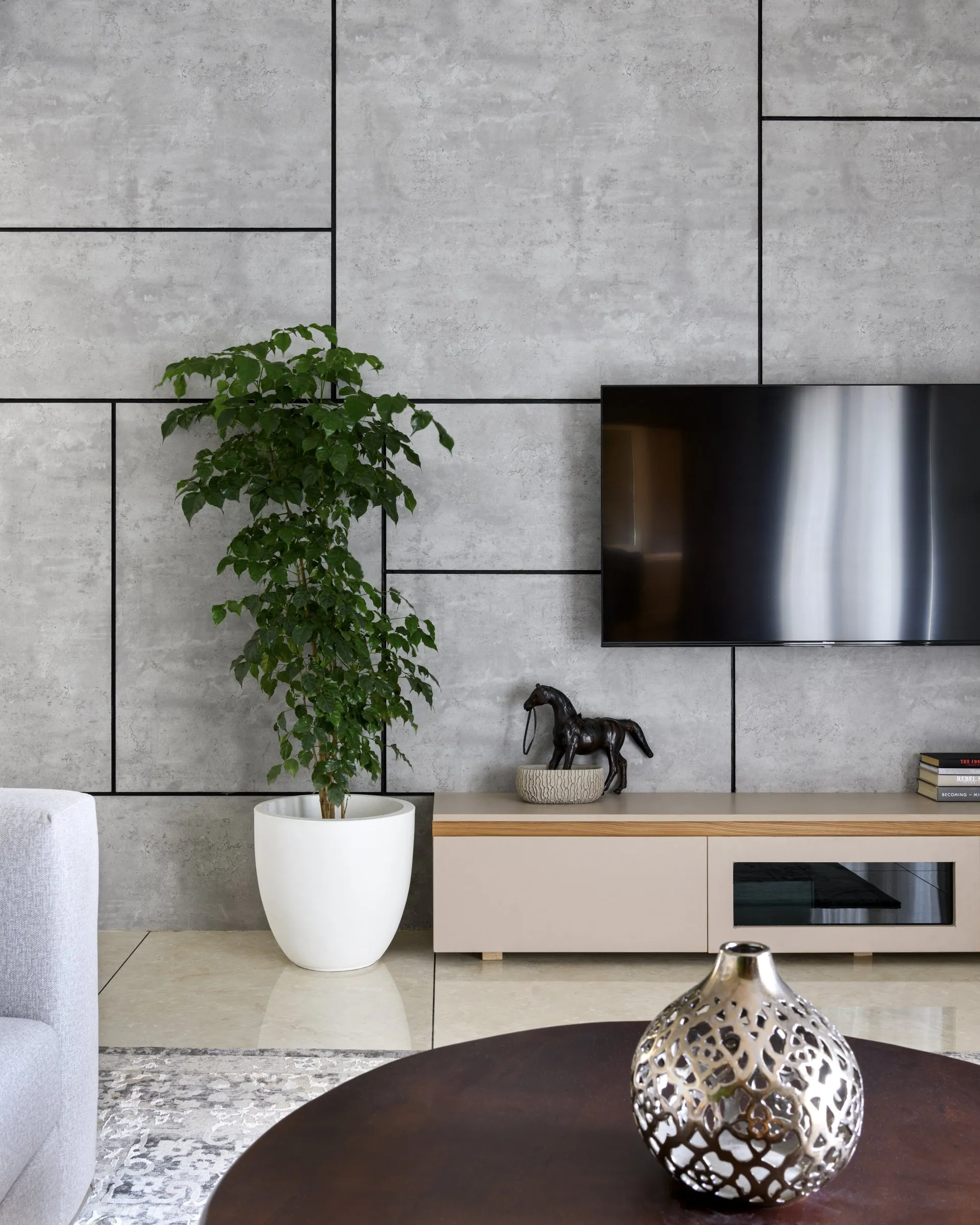 Concrete-look TV wall with a round coffee table