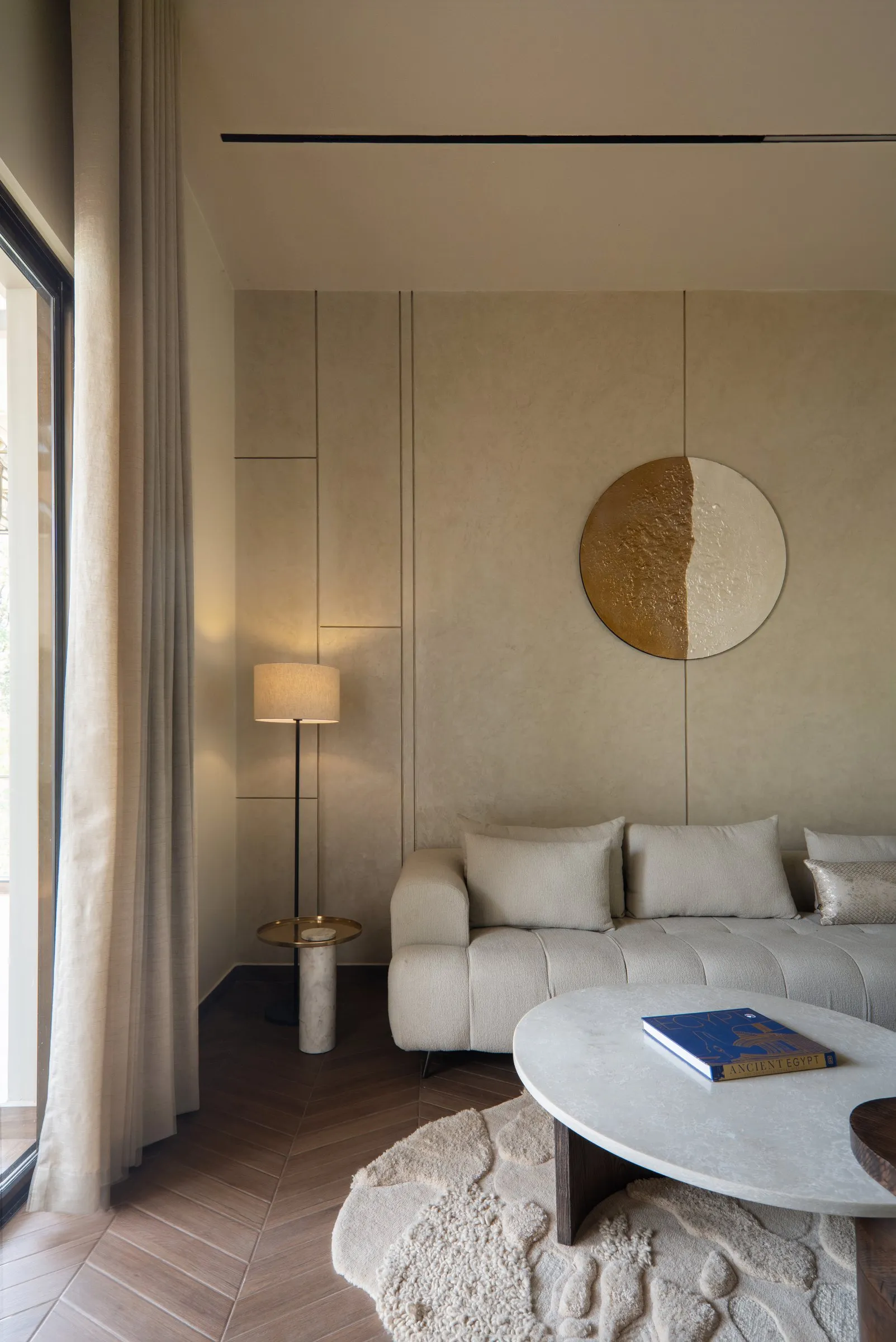 Lounge corner with a round coffee table and floor lamp